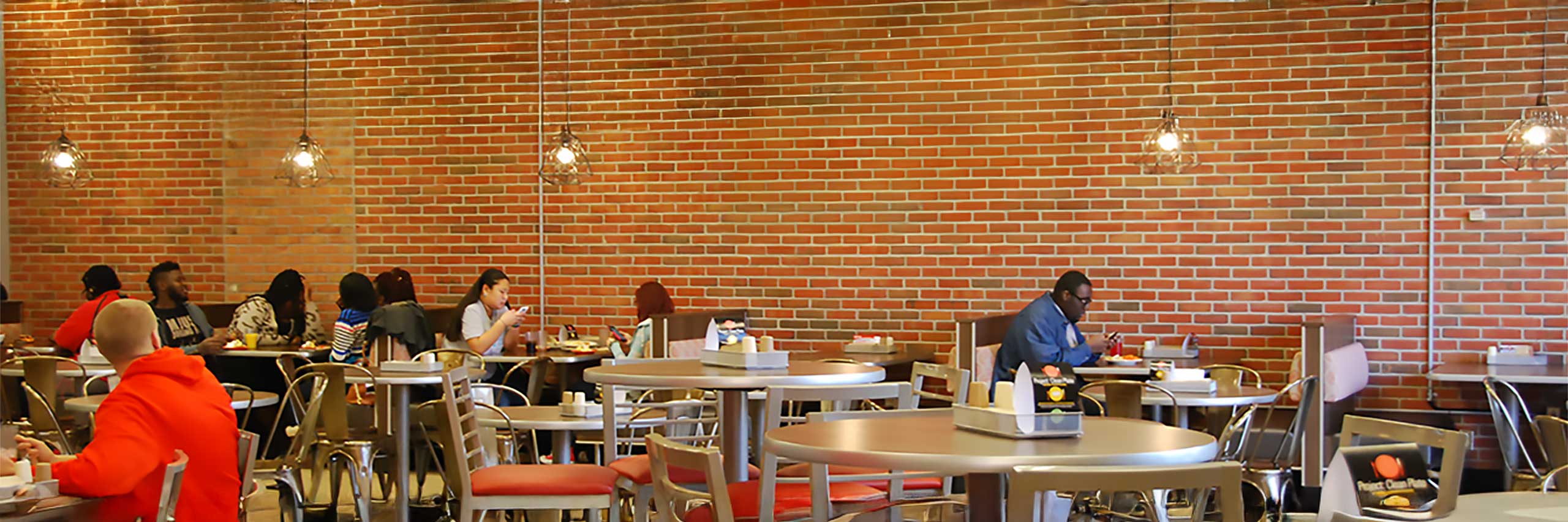 Students dining in Chesapeake Dining Hall